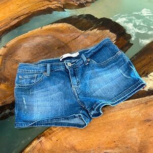 Levi’s Low Rise Booty Shorts 🔥